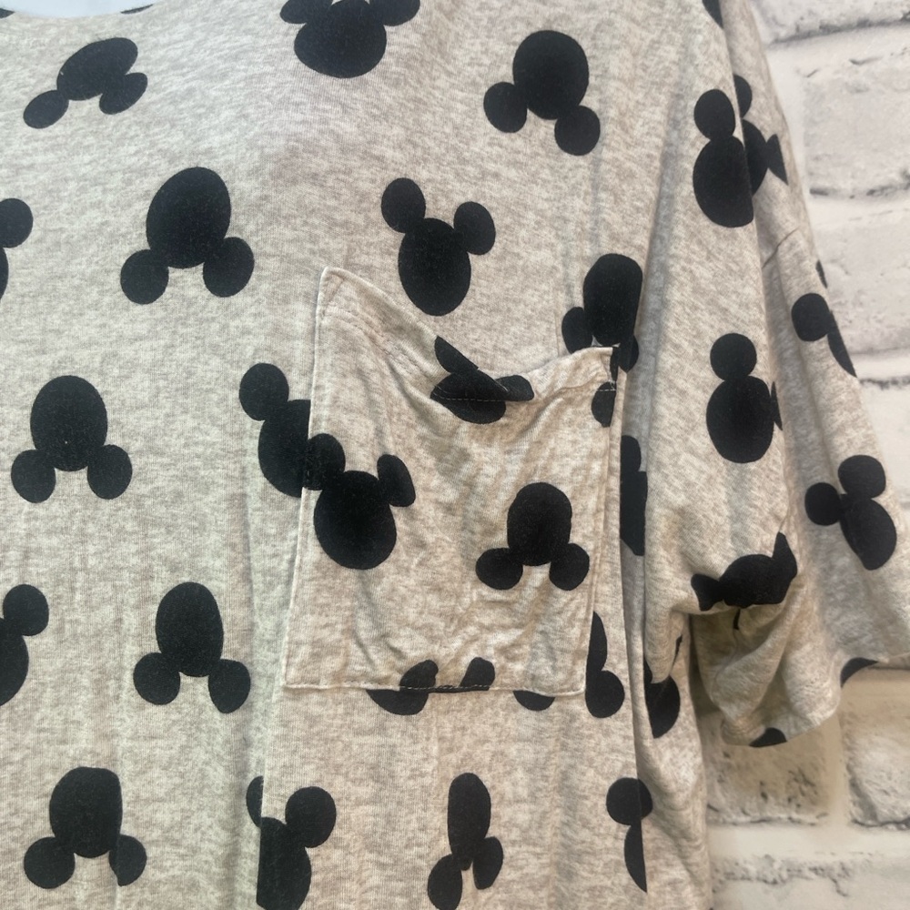 Disney Mickey Mouse One Pocket T-Shirt Large - Picture 2 of 8